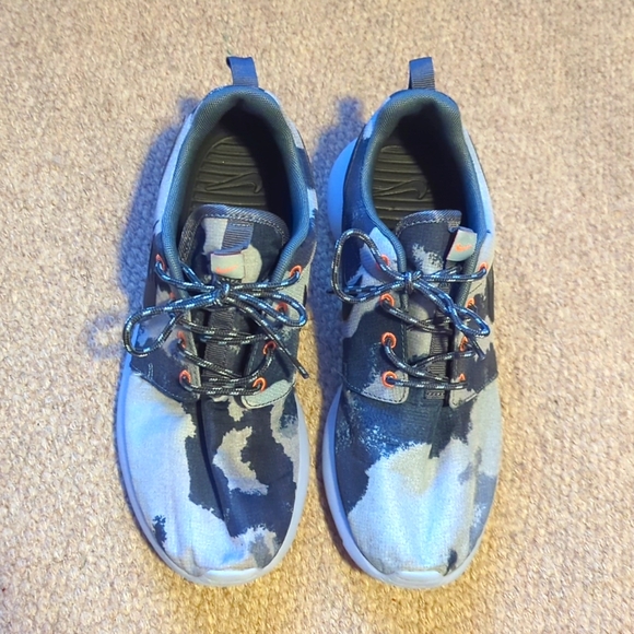 Nike Womens Sz 7.5 M Roshe Run Gray Camo Running Shoes Sneakers 599432-400 - Picture 4 of 7